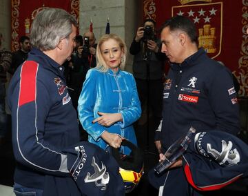 Carlos Sainz y Lucas Cruz junto a la presidenta de la Comunidad de Madrid, Cristina Cifuentes.