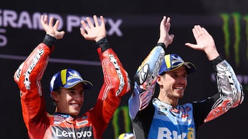 Marc y Álex Márquez celebran su doblete en el GP de Cataluña, con victoria del pequeño de los hermanos.