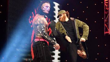 Samy Zayn ataca a Jeff Hardy en SmackDown.