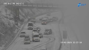 La borrasca Juan provoca cortes de tr¨¢fico: carreteras afectadas, nevadas y ¨²ltima hora del temporal