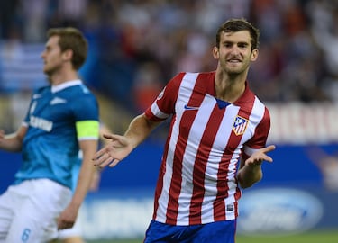 El futbolista brasileño llegó a España para jugar en la cantera del Rayo Vallecano. Su temporada debut en el conjunto franjirrojo fue espectacular, 7 goles en 28 partidos de liga. Su juventud y olfato goleador fue suficiente para que el Atleti pagase su cláusula de 7 millones de euros. En el club rojiblanco fue de más, anotando en su debut en Champions, a menos, marchándose en enero cedido al Betis. Como curiosidad fue el primer futbolista que gana LaLiga, con el Atleti, y desciende, con el Betis, en la misma temporada.