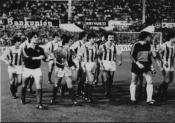 Por primera vez en su historia, el conjunto txuri-urdin logró ganar la Liga y lo hizo por dos veces seguidas en los ochenta (81 y 82). Un gol de Zamora en el descuento en El Molinón supuso la primera. Era una Real de leyenda con Arconada, Kortabarria, Alonso, Zamora, López Ufarte, Satrustegui