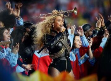 Beyonce cantando en el descanso de la Super Bowl 50.