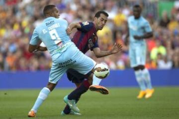 El centrocampista del Barcelona Sergio Busquets y el delantero marroquí del Granada Youssef El-Arabi.