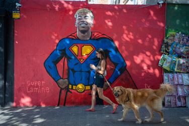 Un grafiti del artista urbano TV Boy muestra al jugador del Barça Lamine Yamal disfrazado de Superman en Barcelona.
El joven jugador azulgrana y de la selección se ha convertido por derecho propio en un gran ídolo de los aficionados, que tienen puestas todas las esperanzas en que va a convertirse un uno de los mejores futbolistas de todos los tiempos.