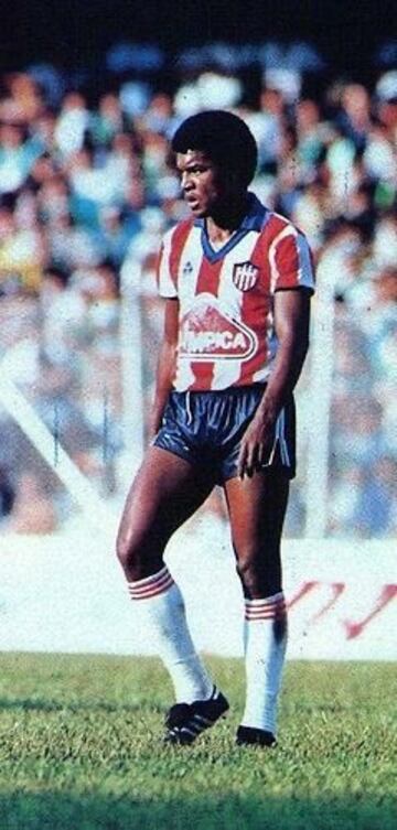 Quién popularizo la jugada conocida como 'La elástica' en los años ochenta fichó por el Atlético Junior de Colombia en 1986 donde anotó dieciséis goles. únicamente estuvo un año defendiendo los colores del 'Tuburón'.