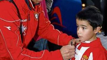<b>REGRESO. </b>El ex rojiblanco Roberto, firmando un autográfo a un niño en su camiseta del Sporting.