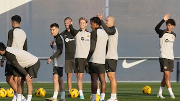 De Jong, en el entrenamiento de ayer con Koundé y Oriol Romeu al lado.