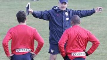 El entrenador del Atlético de Madrid, Javier Aguirre, recordó hoy que contemplaron la "posibilidad" hace seis meses de hacerse con los servicios del nuevo fichaje del Real Madrid, Julien Faubert, pero que lo descartaron por "otras decisiones", después de ver un vídeo del jugador francés que le pasó el director deportivo, Suso García Pitarch.