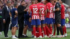 Simeone dando instrucciones en una pausa de hidratación.