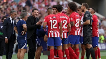 Simeone dando instrucciones en una pausa de hidratación.