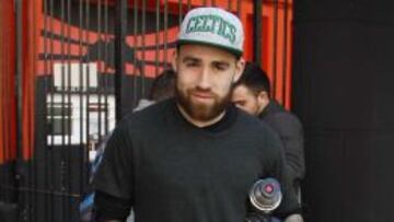 Ya está en Manchester. Nicolás Otamendi, a la espera de su futuro.