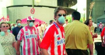01/09/1996 Los seguidores Atl¨¦ticos con mascarillas para no contagiarse en el Bernab¨¦u