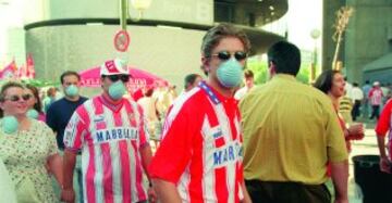 01/09/1996 Los seguidores Atléticos con mascarillas para no contagiarse en el Bernabéu