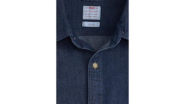 Así es la camisa vaquera azul marino de Levi’s con ajuste impecable que más se repite entre los hombres