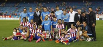 Simeone con el resto del equipo el día que recibieron la Copa de la Liga 2014.
