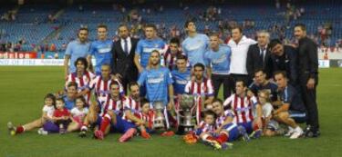 Simeone con el resto del equipo el día que recibieron la Copa de la Liga 2014.
