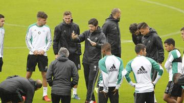 Víctor Sánchez da una charla durante el entrenamiento del Betis.