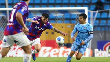 Futbol, Deportes Iquique vs Universidad Catolica.
Fecha 18, Liga de Primera 2025.
El jugador de Universidad Catolica Gary Medel disputa el balon contra Edson Puch de Deportes Iquique durante el partido de primera division disputado en el estadio Tierra de Campeones de Iquique, Chile.
02/08/2025
Alex Diaz/Photosport
Soccer, Deportes Iquique vs Universidad Catolica.
Date 18, First Division League 2025.
Universidad Catolica's player Gary Medel disputes the ball against Edson Puch of Deportes Iquique during the first division match played at the Tierra de Campeones stadium in Iquique, Chile.
02/08/2025
Alex Diaz/Photosport