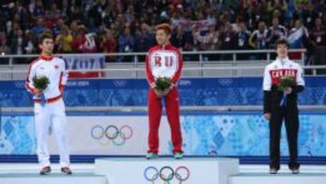 El ruso Victor An, nacido en Corea del Sur, en el centro de un podio en el que se colg&oacute; dos medallas de oro