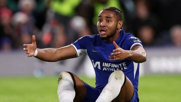 Christopher Nkunku, jugador del Chelsea, protesta durante un partido.