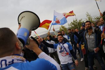 Un grupo de seguidores del C.D. Fuentes animan antes del inicio del encuentro ante el Osasuna. 
