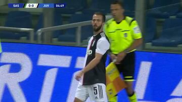 En el fútbol de hoy tener un jugador inteligente cambia partidos: la picardía de Pjanic en un córner