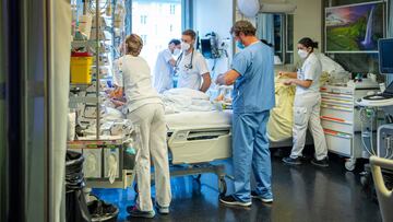 Una combinación de fármacos reduce a la mitad las muertes en los pacientes COVID más graves