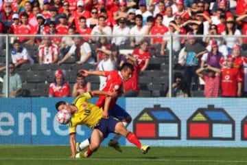 Futbol, Chile vs Colombia
Eliminatorias para Brasil 2014.
El jugador de la seleccion chilena Gary Medel, derecha, disputa el balon con James Rodriguez de Colombia durante el partido clasificatorio al mundial de Brasil 2014 jugado en el estadio Monumental en Santiago, Chile.