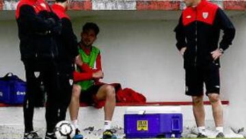 <b>DOLORIDO. </b>Ocio se agarra el hombro dañado en el entrenamiento del jueves tras recibir un balonazo.