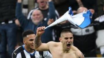Mitrovic celebró así su gol.