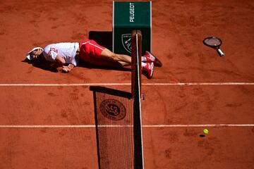 Novak Djokovic acabó en el suelo. 