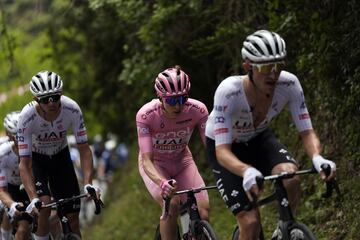 Pogacar, maglia rosa, durante la quinta etapa.