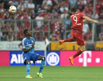 Robert Lewandowski cabecea en el duelo del Bayern Munich ante Hamburgo.