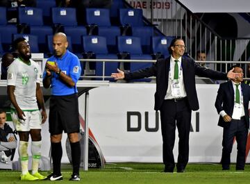 El entrenador argentino de Arabia Saud¨ª Juan Antonio Pizzi da instrucciones desde la banda.