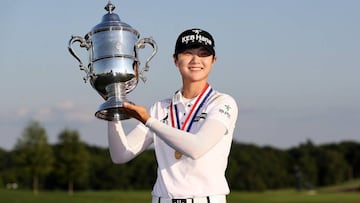 La golfista surcoreana Sung Hyun Park posa con el trofeo de ganadora del U.S. Open femenino.