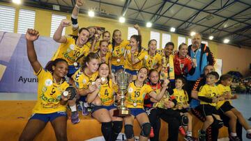 Las jugadoras del equipo de balonmano Rocasa Gran Canaria posan con la copa de ganadoras de la Copa EHF Challenge.