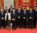 El Real Madrid ofreció la Copa en el Ayuntamiento y la CAM
