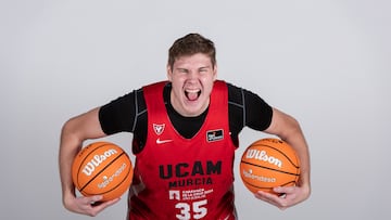 Simon Birgander, pívot del UCAM Murcia, posa en la sesión oficial de la Liga Endesa.