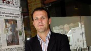 <b>EN EL PERNIL. </b>Paco Martínez, ayer, en la entrada del Restaurante El Pernil de Elche.