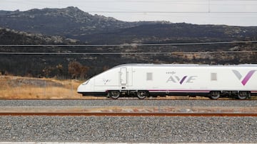 Un tren de la línea AVE Madrid-Galicia a su paso por una zona quemada por los incendios, a 21 de agosto de 2025, en A Gudiña, Ourense, Galicia (España). Los trenes habituales en la línea de alta velocidad Madrid-Galicia circulan desde hoy con normalidad en su horarios programados tras la suspensión durante 6 días del servicio por los incendios. Además de los trenes habituales Renfe ha reforzado la línea con dos trenes especiales.
21 AGOSTO 2025
Carlos Castro / Europa Press
21/08/2025
