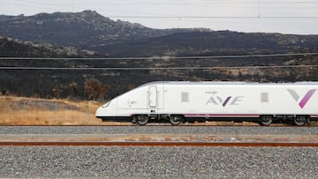 Un tren de la línea AVE Madrid-Galicia a su paso por una zona quemada por los incendios, a 21 de agosto de 2025, en A Gudiña, Ourense, Galicia (España). Los trenes habituales en la línea de alta velocidad Madrid-Galicia circulan desde hoy con normalidad en su horarios programados tras la suspensión durante 6 días del servicio por los incendios. Además de los trenes habituales Renfe ha reforzado la línea con dos trenes especiales.
21 AGOSTO 2025
Carlos Castro / Europa Press
21/08/2025