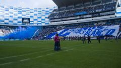 Aficionados se enfrentan afuera del Estadio Cuauhtémoc