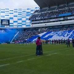 Aficionados se enfrentan afuera del Estadio Cuauhtémoc