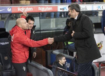 Ernesto Valverde saluda al banquillo del Eibar.