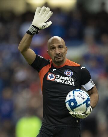 El ‘Conejo’ ya es un ícono del Fútbol Mexicano. A sus 46 años le dijo adiós al profesionalismo con la playera de Cruz Azul, equipo con el que debutó. Pese a su edad recientemente consiguió el título del Clausura 2016 y la Concacaf Liga de Campeones 2016-17.