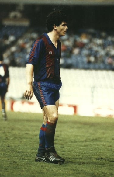 Jugó con el Barcelona la temporada 1989/90.