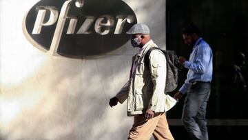 (FILES) In this file photo taken on November 11, 2020 People walk by the Pfizer world headquarters in New York. - Pfizer and its partner BioNTech confirmed they will apply on November 20, 2020, for emergency use authorization for their coronavirus vaccine, becoming the first to do so in the US or Europe as the pandemic rages around the world. The vaccine has been developed with breathtaking speed -- just 10 months after the genetic code of the novel coronavirus was first sequenced. (Photo by Kena Betancur / AFP)