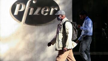 (FILES) In this file photo taken on November 11, 2020 People walk by the Pfizer world headquarters in New York. - Pfizer and its partner BioNTech confirmed they will apply on November 20, 2020, for emergency use authorization for their coronavirus vaccine