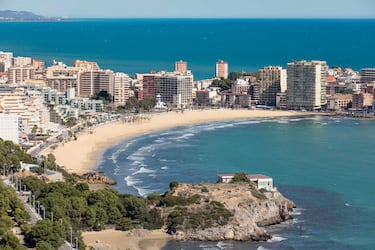 
Es una playa urbana de arena fina, con casi un kilómetro de longitud, que destaca por su accesibilidad y servicios completos. Galardonada con Bandera Azul desde 1994, ofrece zonas balizadas para embarcaciones, vigilancia, y acceso para personas con movilidad reducida. Su forma de bahía la protege del viento, creando un entorno seguro y agradable.  Ideal para familias. 

